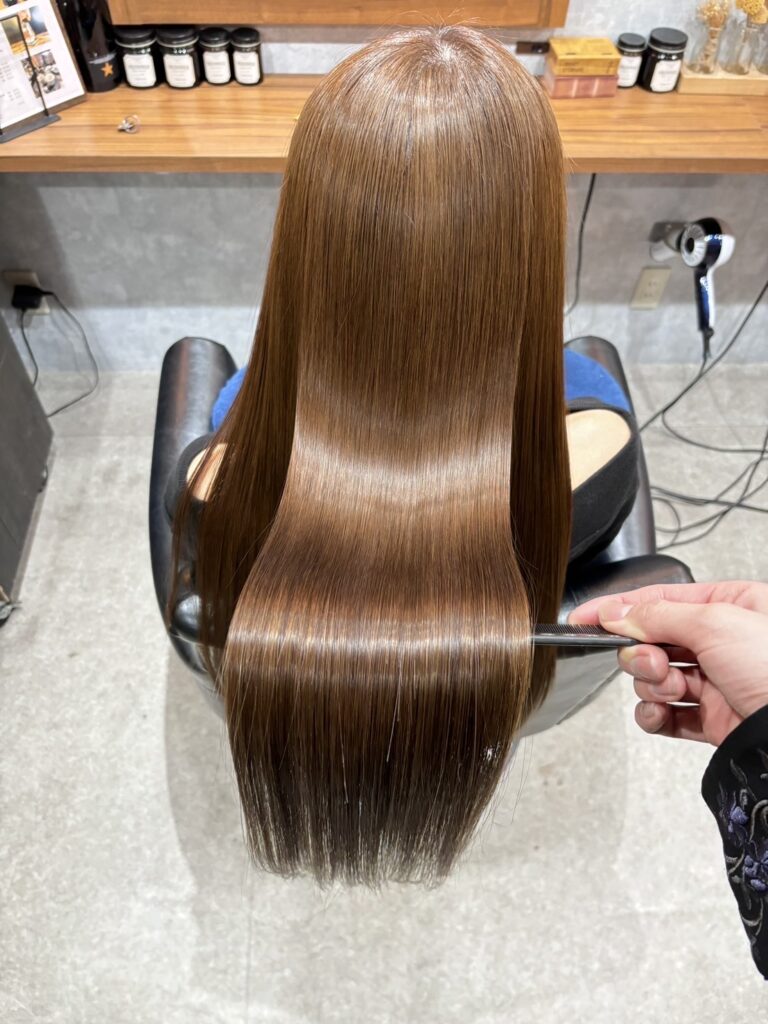 ヘアオイルを髪に馴染ませヘアアイロンで仕上げた状態です。