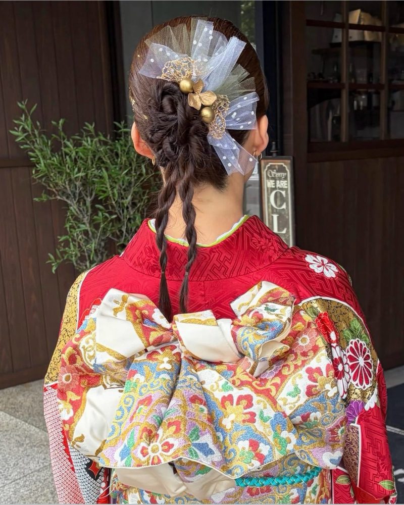 チュール×編み下ろしの最旬スタイル！
チュールの透明感×編み下ろしで叶える、甘すぎない「大人可愛い」振袖ヘア。白のオーガンジーチュールをたっぷりと使い、ゴールドの小物をアクセントにすることで、古典的な赤の振袖に現代的なエッセンスをプラス。トレンド感と上品さを両立させたいお洒落さんにオススメ✨